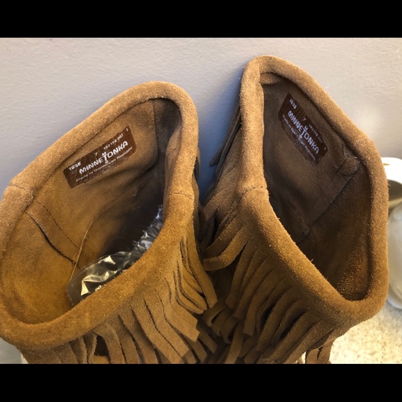 Minnetonka Sz7 Cognac Suede Fringe  Moccasin Boots - Picture 6 of 6